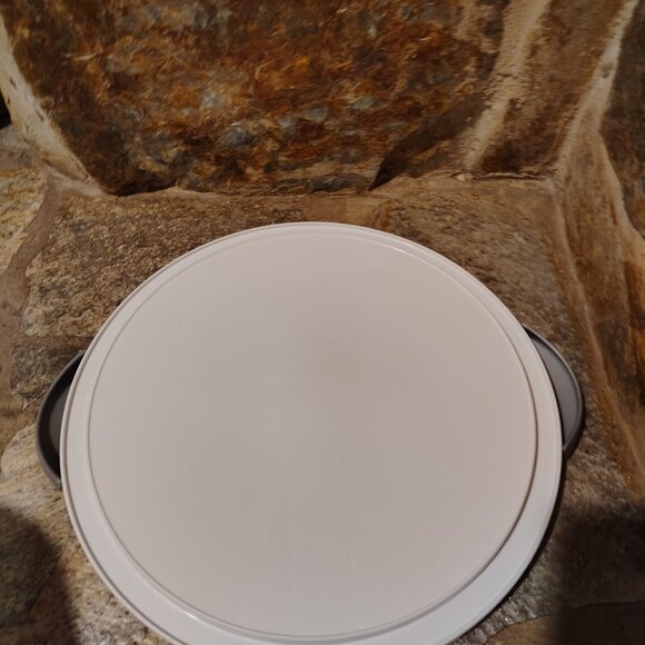 Sterilite Cake Server Storage Container and Carrier with Locking Lid - Picture 7 of 7